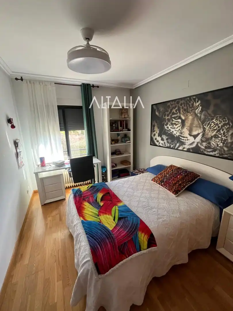 Habitación de Casa adosada en venta en Cuenca con Calefacción, Piscina y Piscina comunitaria