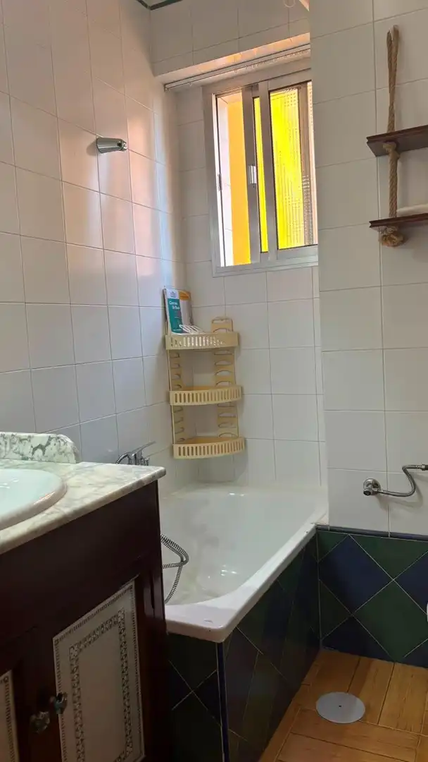 Bathroom of Flat for sale in Sevilla  with Air Conditioner, Terrace and Furnished
