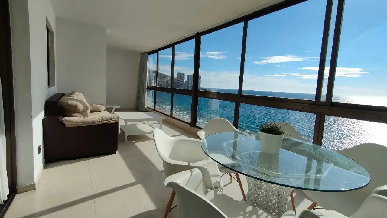 Sala de estar de Apartamento en venta en Benidorm con Aire acondicionado, Amueblado y Piscina comunitaria