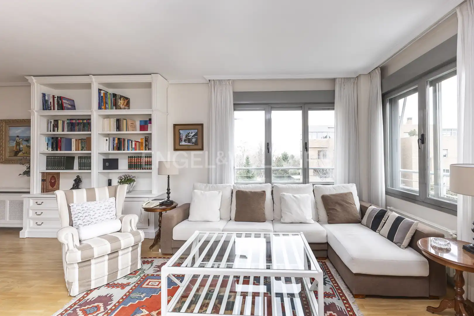 Wohnzimmer von Maisonette zur Miete in La Moraleja mit Klimaanlage, Heizung und Privatgarten
