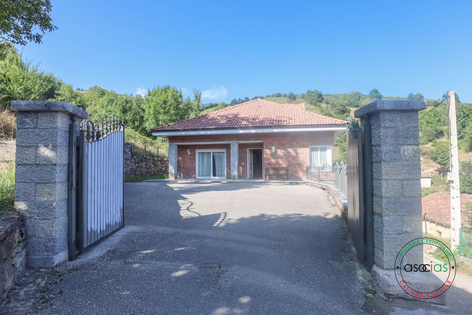 Vista exterior de Casa o xalet en venda en Teverga amb Calefacció, Parquet i Terrassa