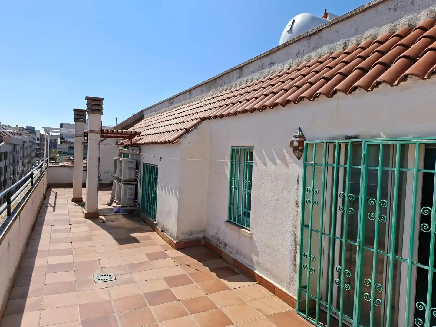Vista exterior de Àtic en venda en Ciudad Real Capital amb Calefacció, Terrassa i Piscina comunitària