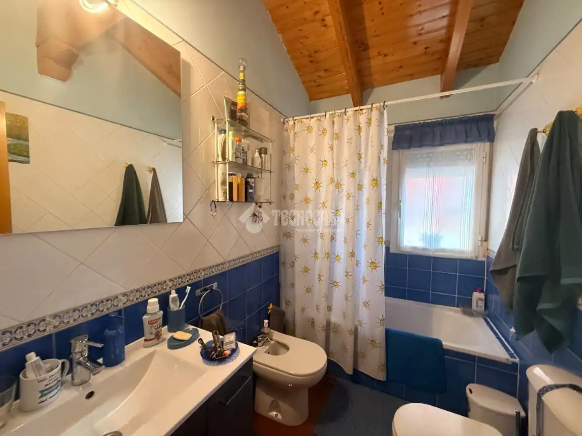 Badezimmer von Einfamilien-Reihenhaus zum Verkauf in Torrejón del Rey mit Klimaanlage, Heizung und Privatgarten