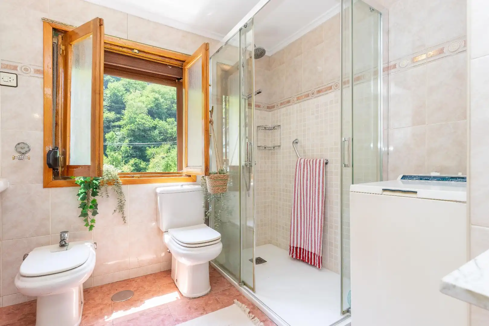 Badezimmer von Haus oder Chalet zum Verkauf in Mieres (Asturias) mit Heizung, Privatgarten und Terrasse