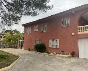 Vista exterior de Casa o xalet de lloguer en Chiva amb Calefacció, Jardí privat i Terrassa