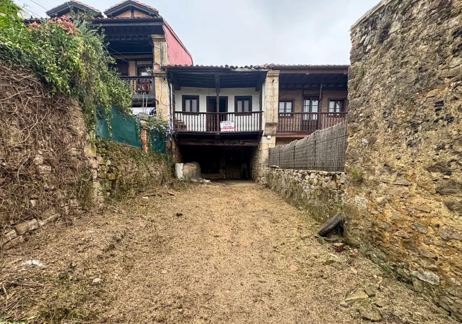 Vista exterior de Casa adosada en venda en Comillas (Cantabria) amb Jardí privat i Terrassa