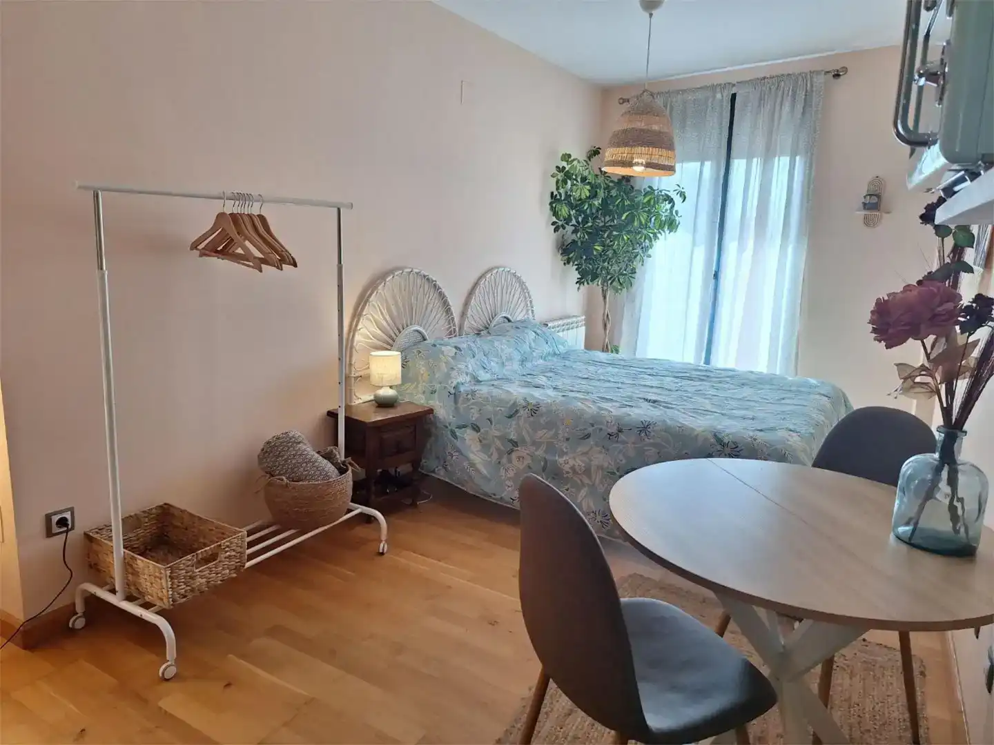 Bedroom of Flat for share in Villaquilambre  with Parquet flooring, Furnished and Balcony