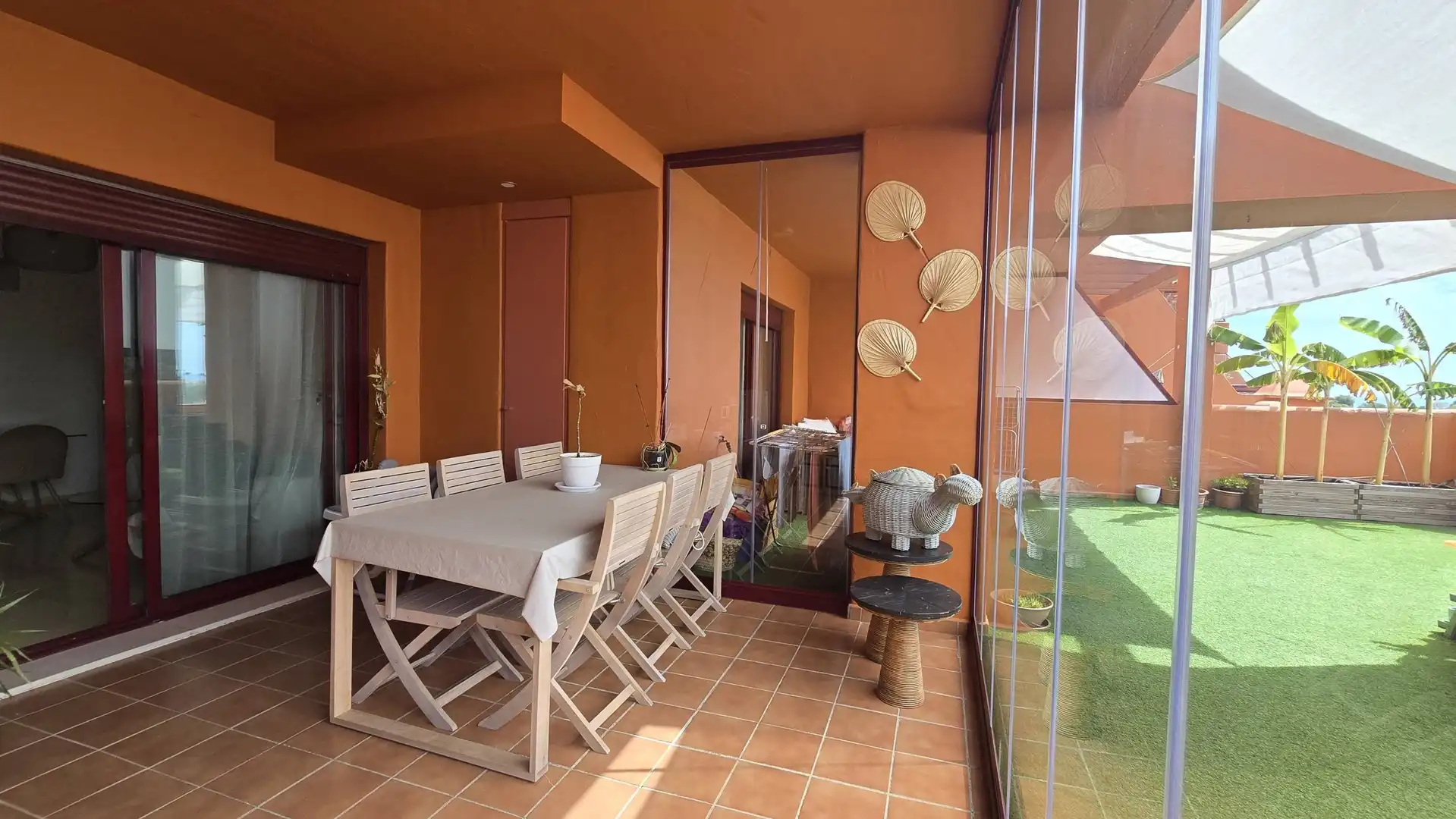 Terrasse von Wohnungen zum Verkauf in Manilva mit Klimaanlage, Privatgarten und Terrasse