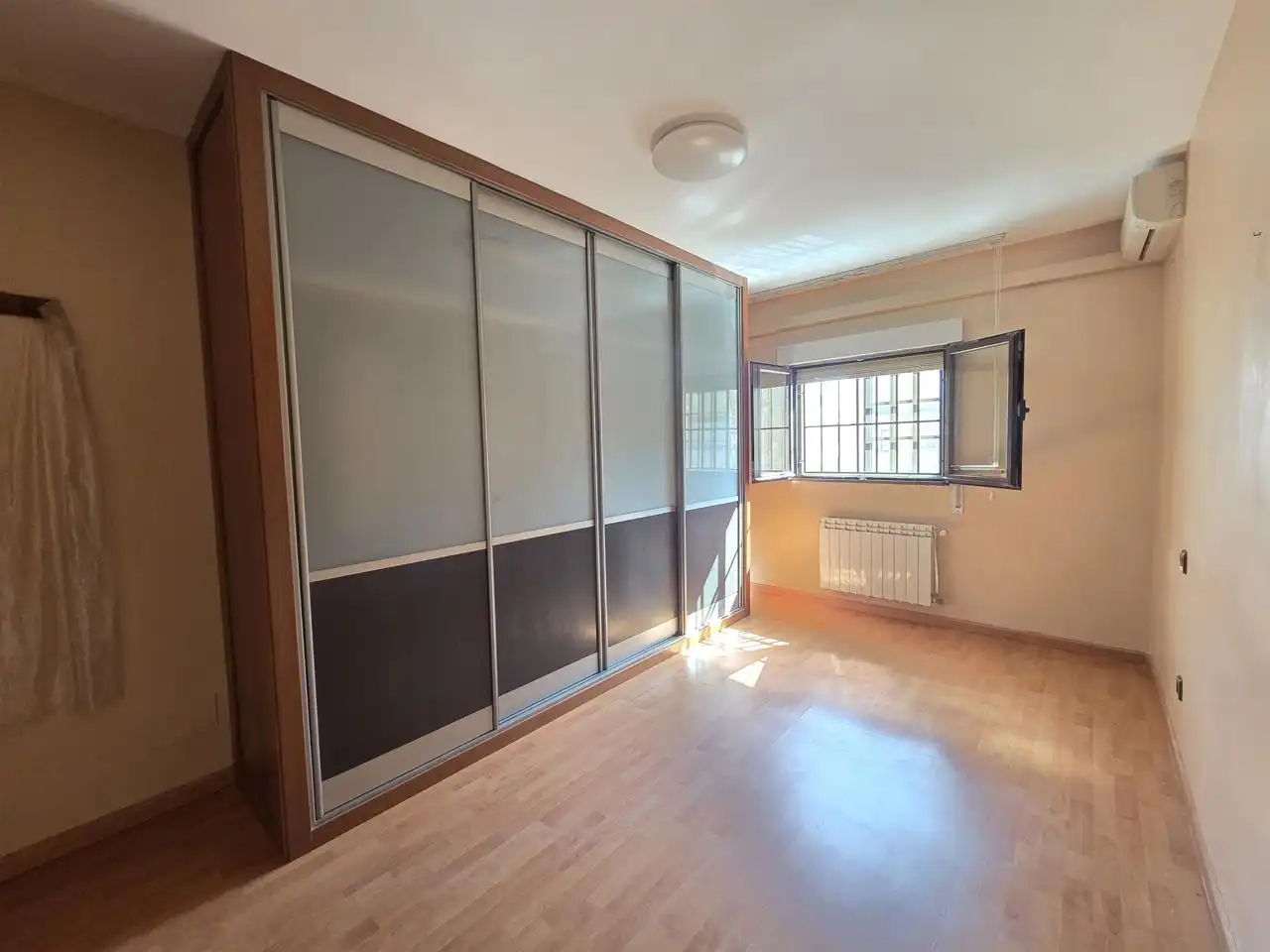 Bedroom of Flat for rent in Loeches  with Air Conditioner and Heating