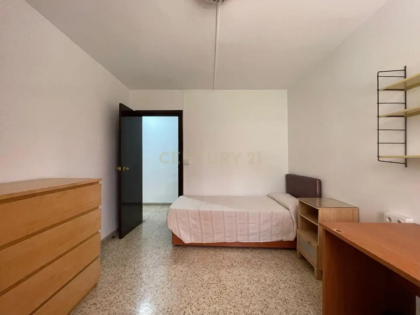Habitación de Piso de alquiler en Granada con Lavadora, Microondas y TV