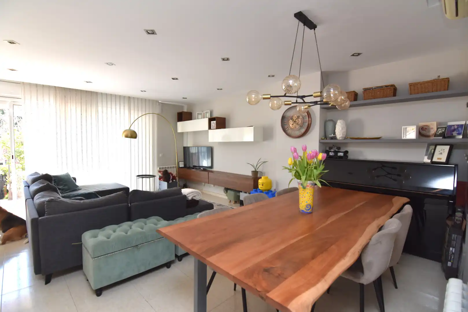 Sala de estar de Casa adosada en venta en Calella con Aire acondicionado, Calefacción y Jardín privado