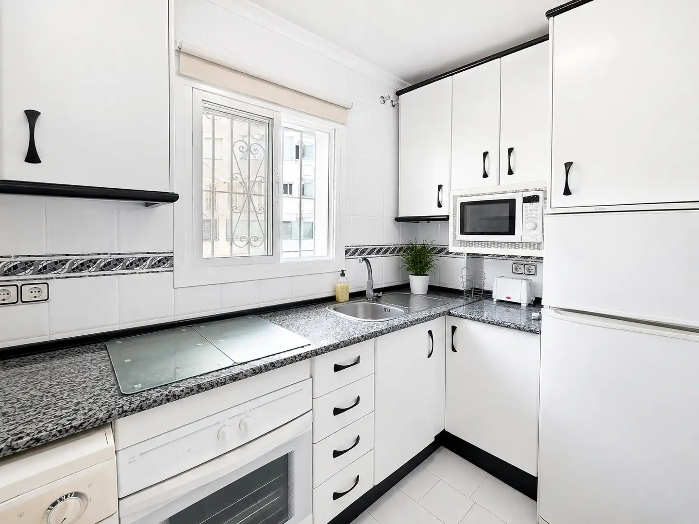 Cuina de Apartament en venda en Benalmádena amb Terrassa, Moblat i Piscina comunitària