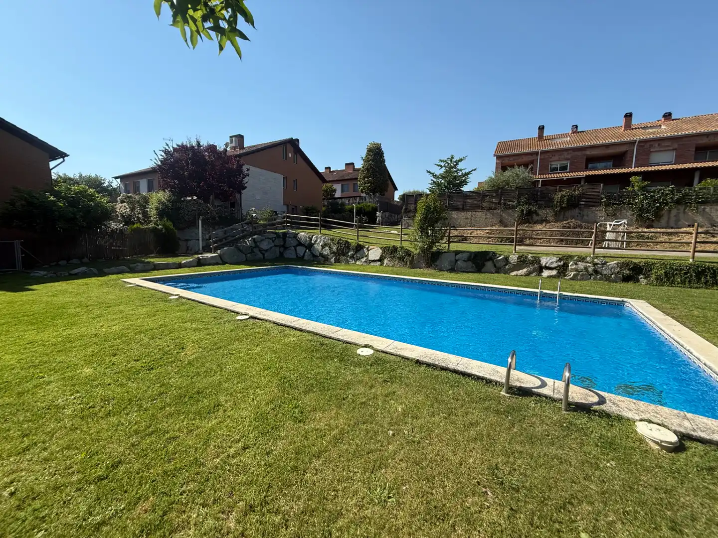 Schwimmbecken von Einfamilien-Reihenhaus zum Verkauf in L'Ametlla del Vallès mit Klimaanlage, Heizung und Privatgarten