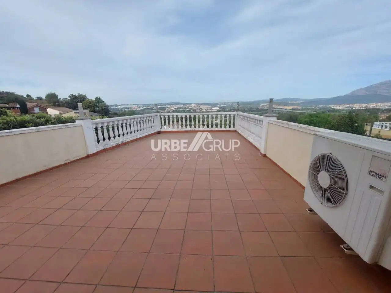 Chalet con jardín en venta en Abrera