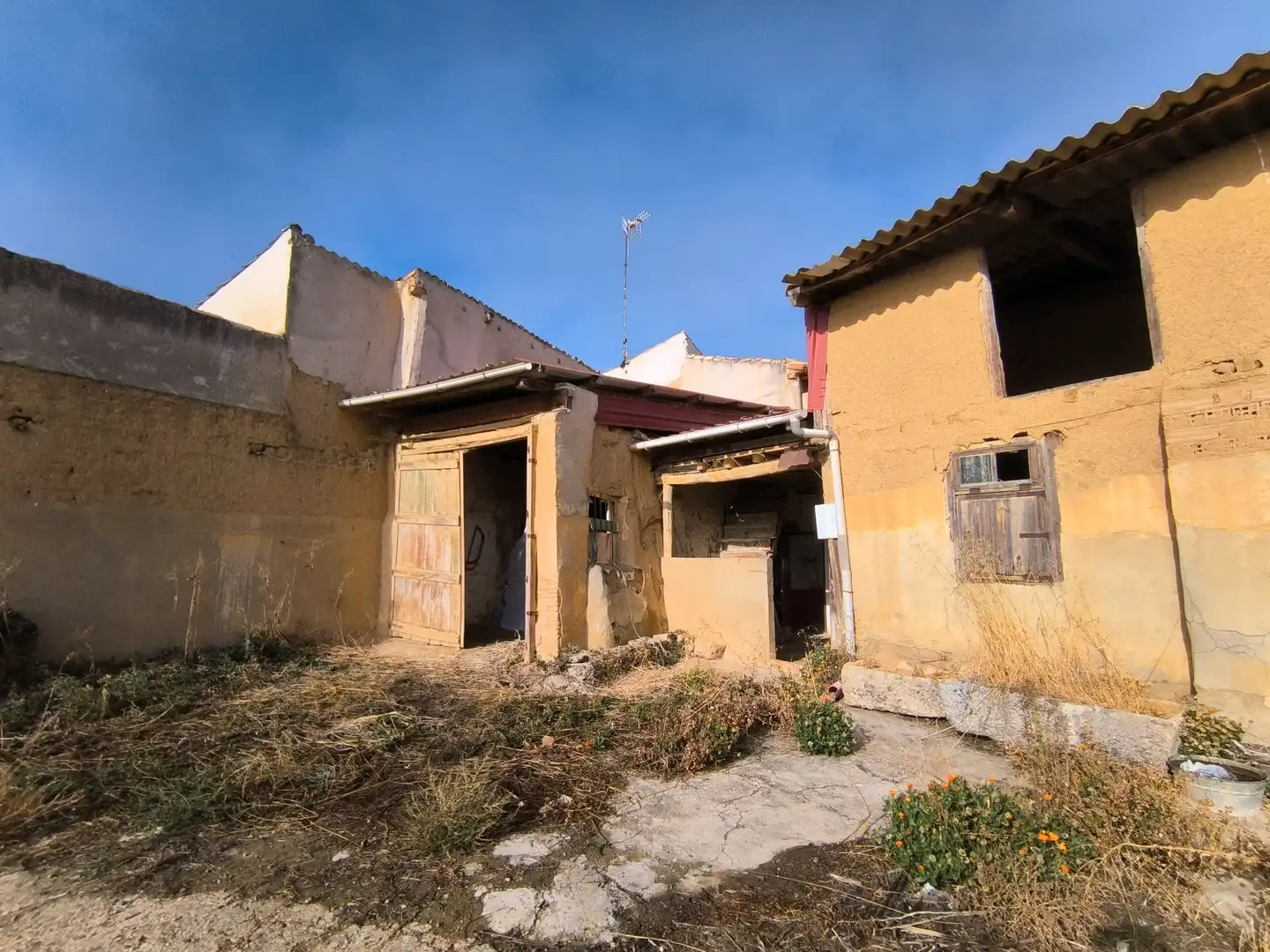 Vista exterior de Casa o xalet en venda en Villarramiel amb Calefacció, Jardí privat i Terrassa