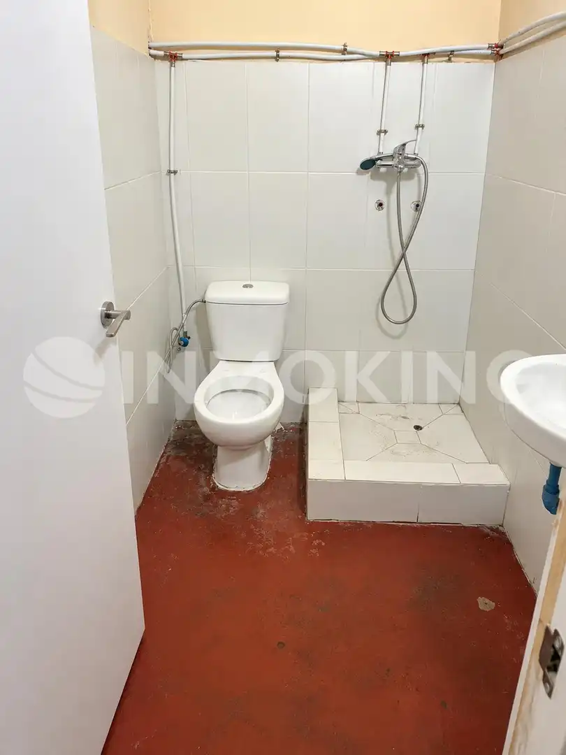 Baño de Nave industrial de alquiler en San Fernando de Henares
