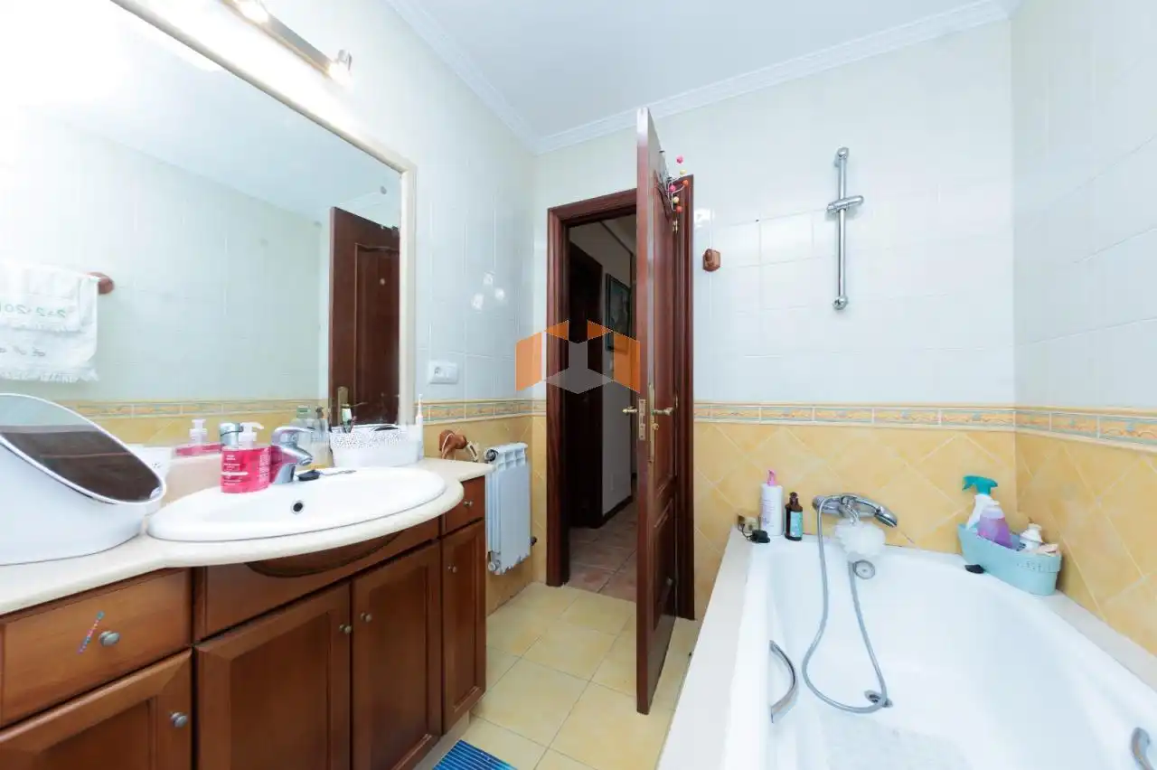 Bathroom of Houses for sale in Vigo   with Heating, Private garden and Parquet flooring