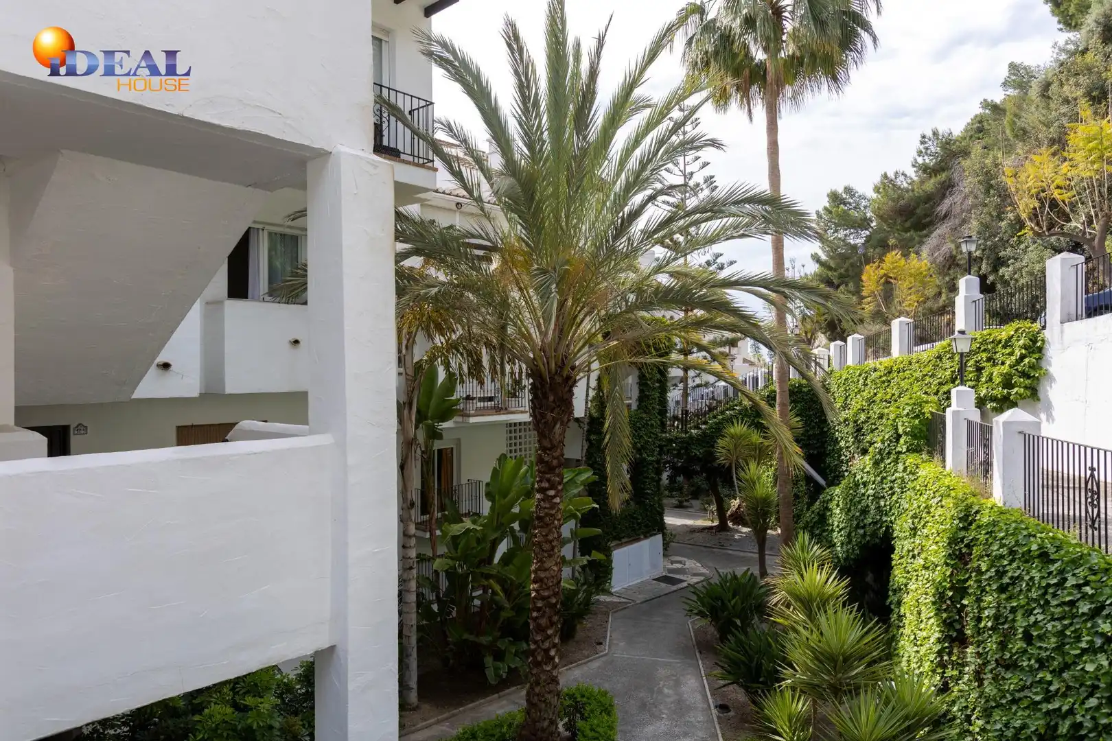 Vista exterior de Piso en venta en Almuñécar con Jardín privado, Terraza y Piscina comunitaria