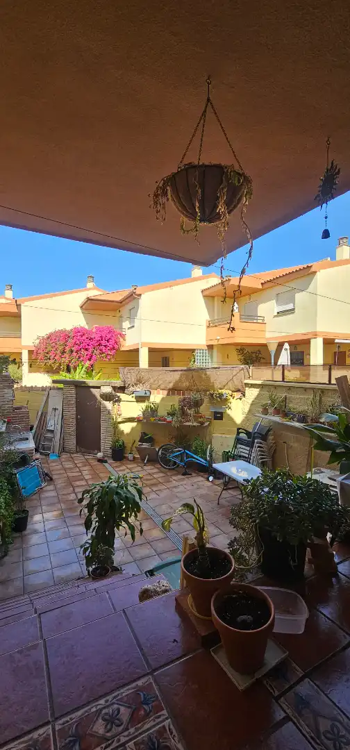Vista exterior de Casa o xalet en venda en Salobreña amb Aire condicionat, Jardí privat i Traster