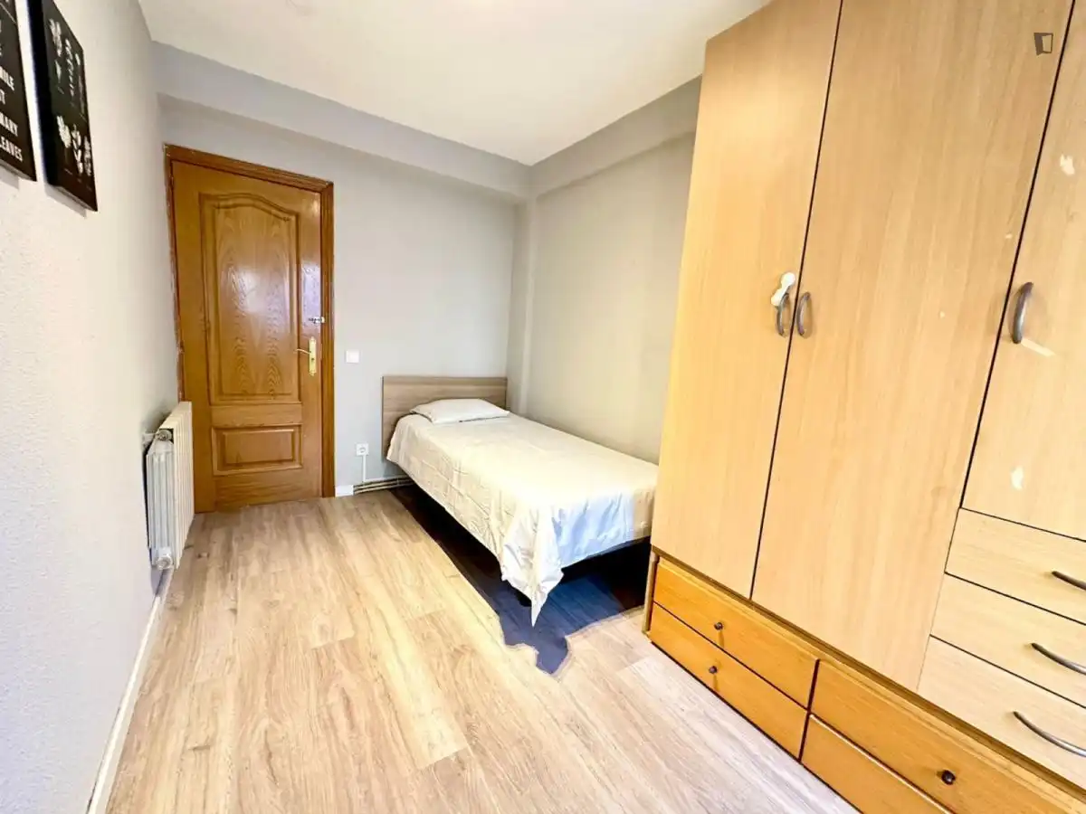 Dormitori de Apartament per a compartir en Fuenlabrada amb Calefacció, Moblat i Microones