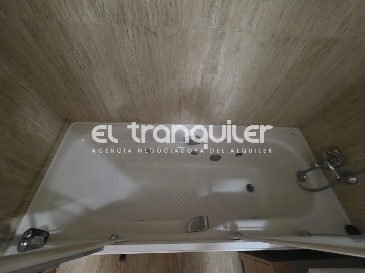 Bathroom of Flat for rent in Madrid  with Air Conditioner, Parquet flooring and Swimming Pool