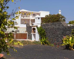Vista exterior de Casa o xalet en venda en Tías amb Jardí privat, Traster i Piscina