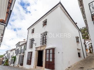 Casa con balcón en venta en Grazalema