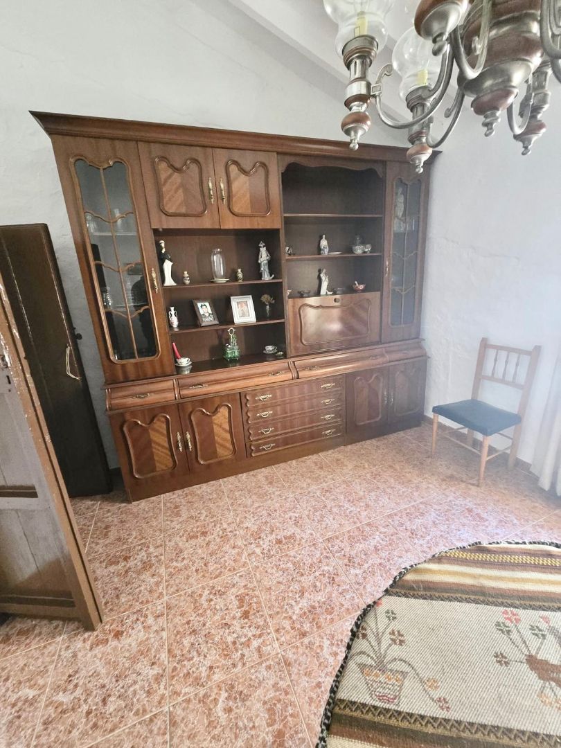 Sala d'estar de Casa adosada en venda en Benamargosa amb Moblat i Balcó
