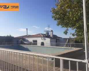 Schwimmbecken von Country house zum verkauf in Valdepeñas
