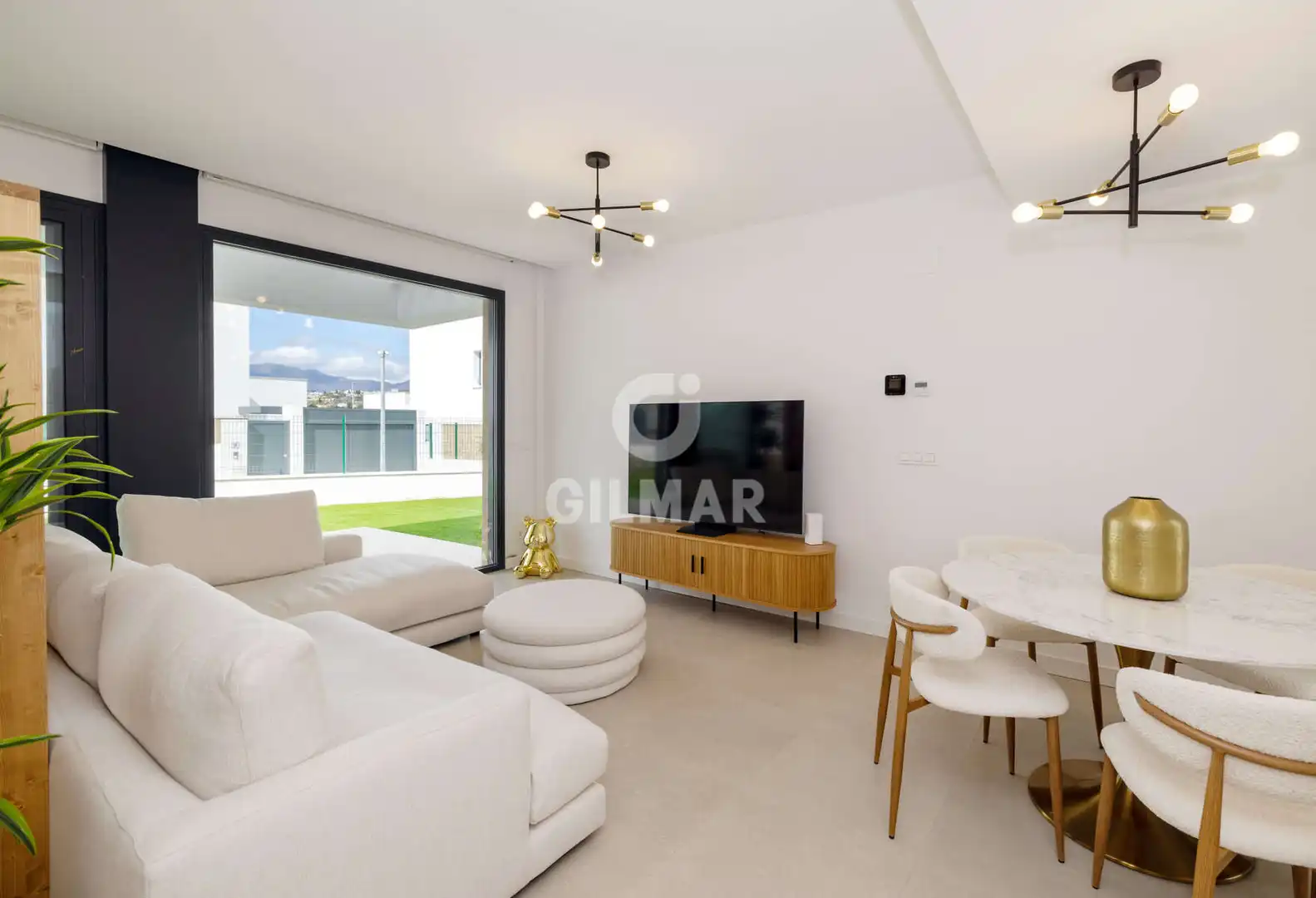 Sala de estar de Casa adosada en venta en Estepona con Calefacción, Jardín privado y Piscina