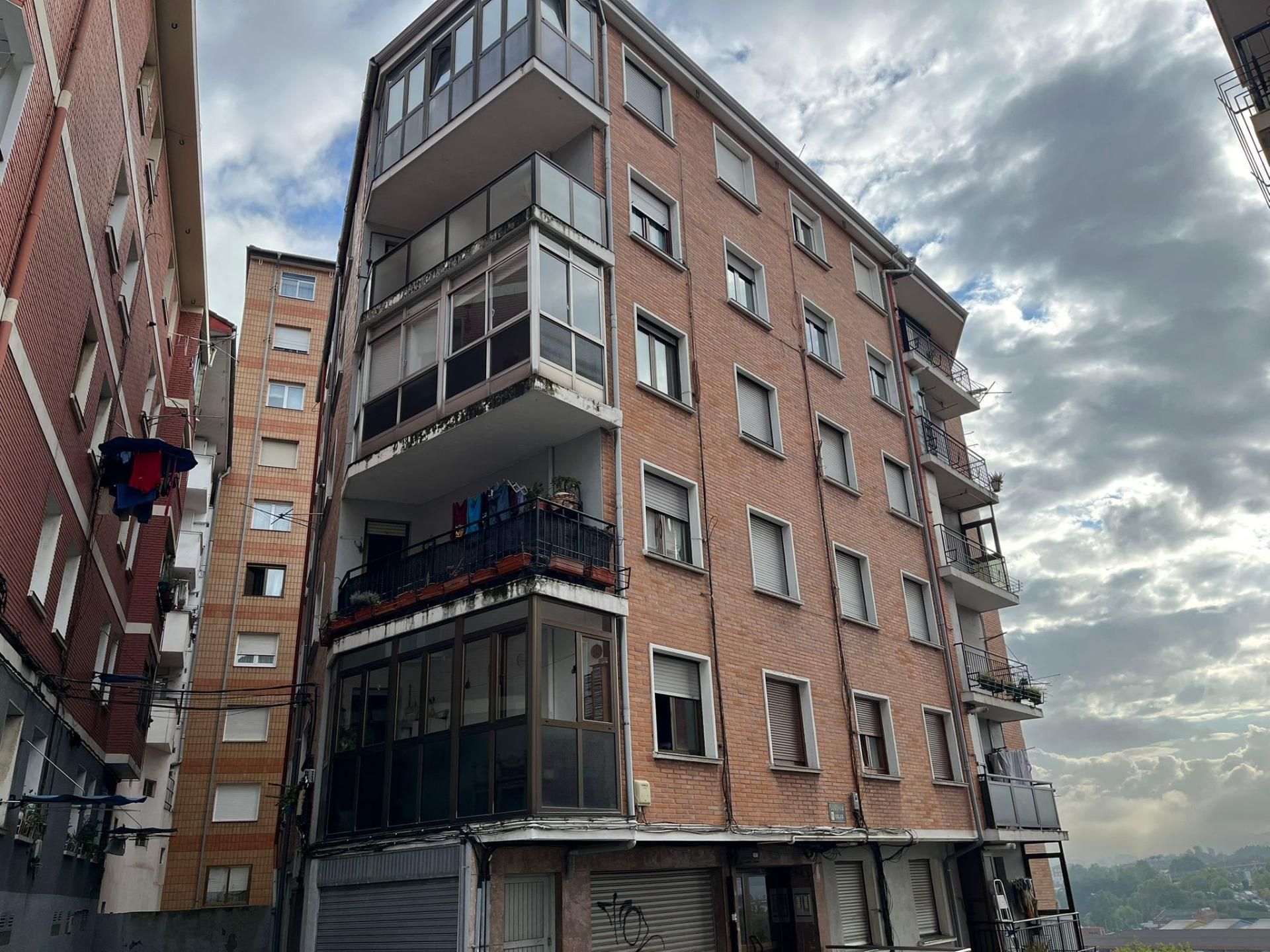 Vista exterior de Pis en venda en Basauri  amb Balcó