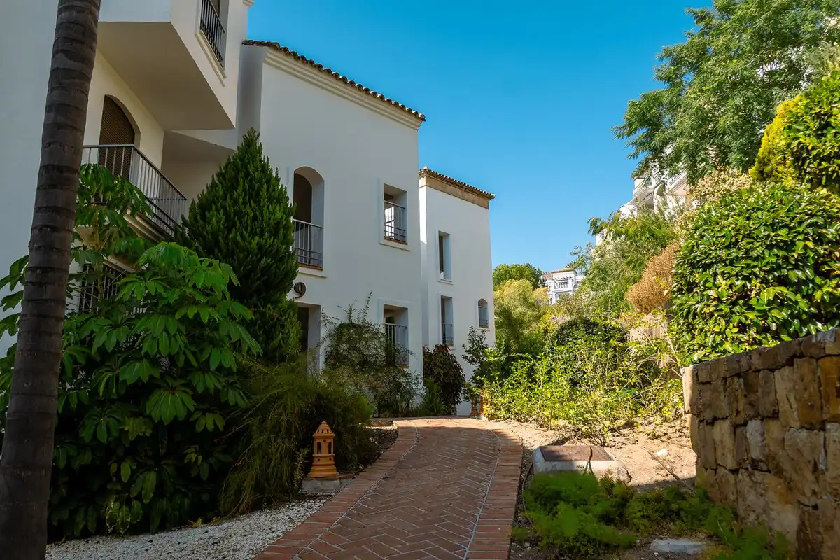 Jardí de Apartament en venda en Benahavís amb Aire condicionat, Terrassa i Alarma
