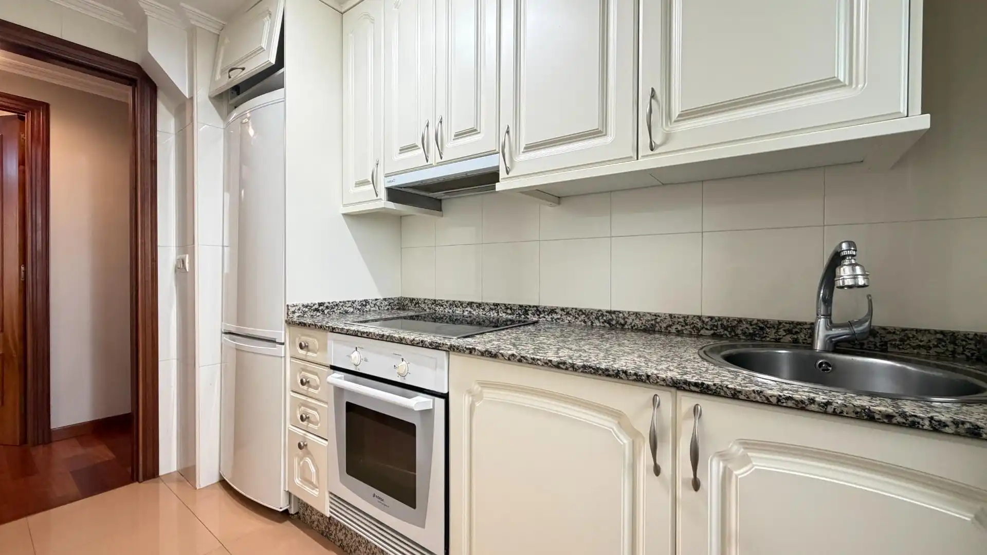 Küche von Wohnung zum Verkauf in Vigo  mit Parkett, Abstellraum und Balkon