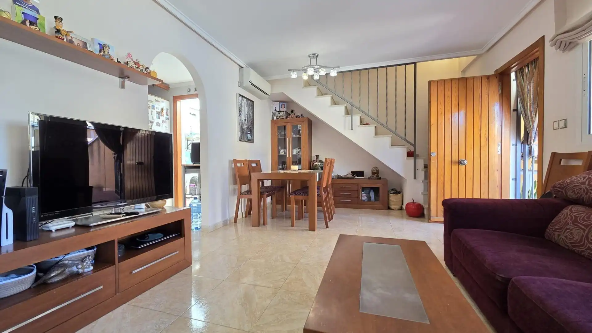 Sala d'estar de Casa adosada en venda en Torrevieja amb Aire condicionat, Jardí privat i Terrassa
