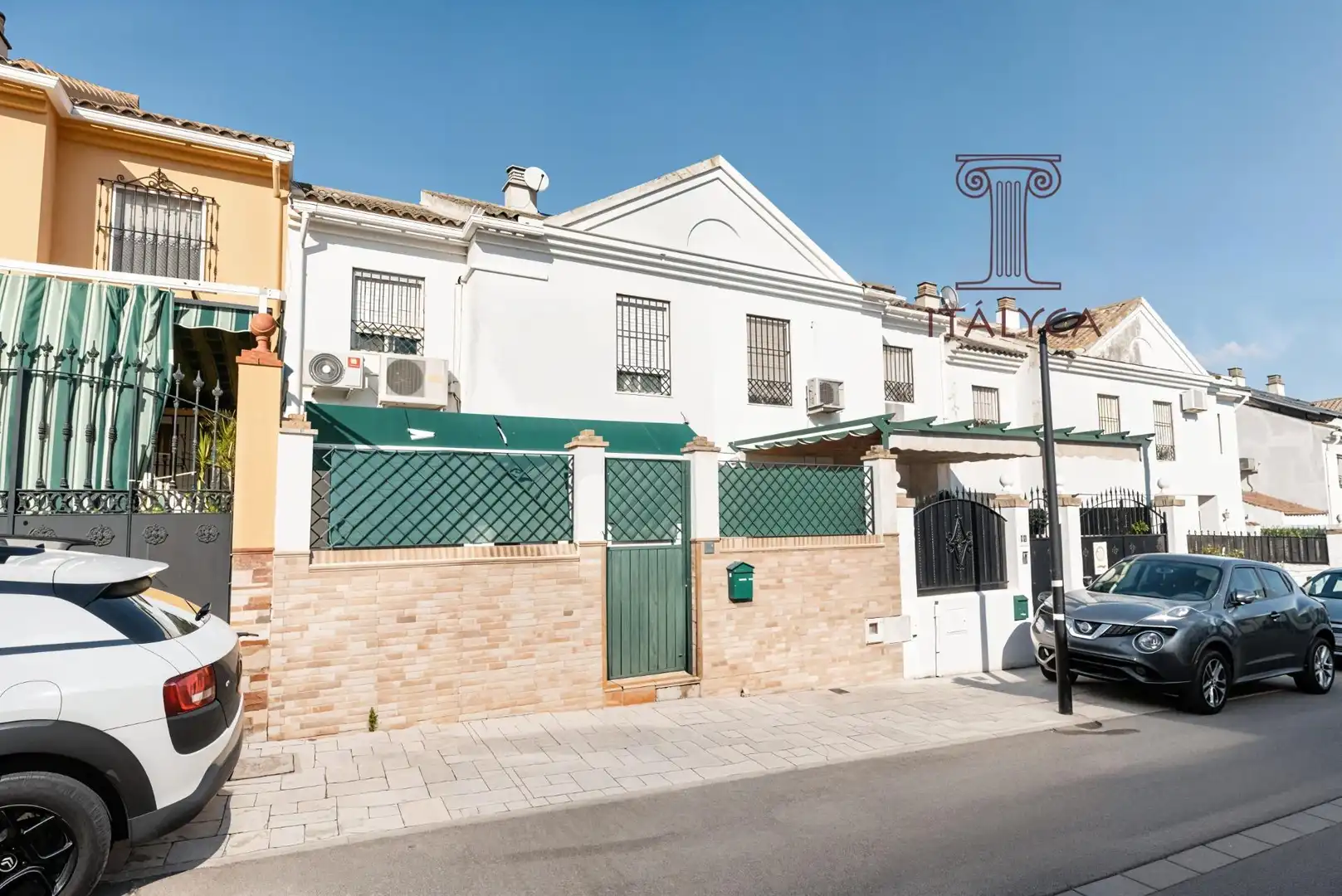 Vista exterior de Casa adosada en venta en Tomares con Aire acondicionado, Terraza y Trastero