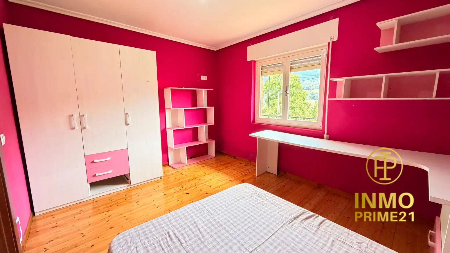 Habitación de Casa o chalet en venta en Corvera de Toranzo con Parquet y Balcón