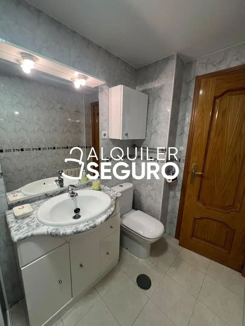Baño de Piso de alquiler en Madrid con Calefacción y Amueblado