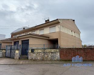 Vista exterior de Casa o xalet en venda en Mejorada amb Aire condicionat, Calefacció i Jardí privat