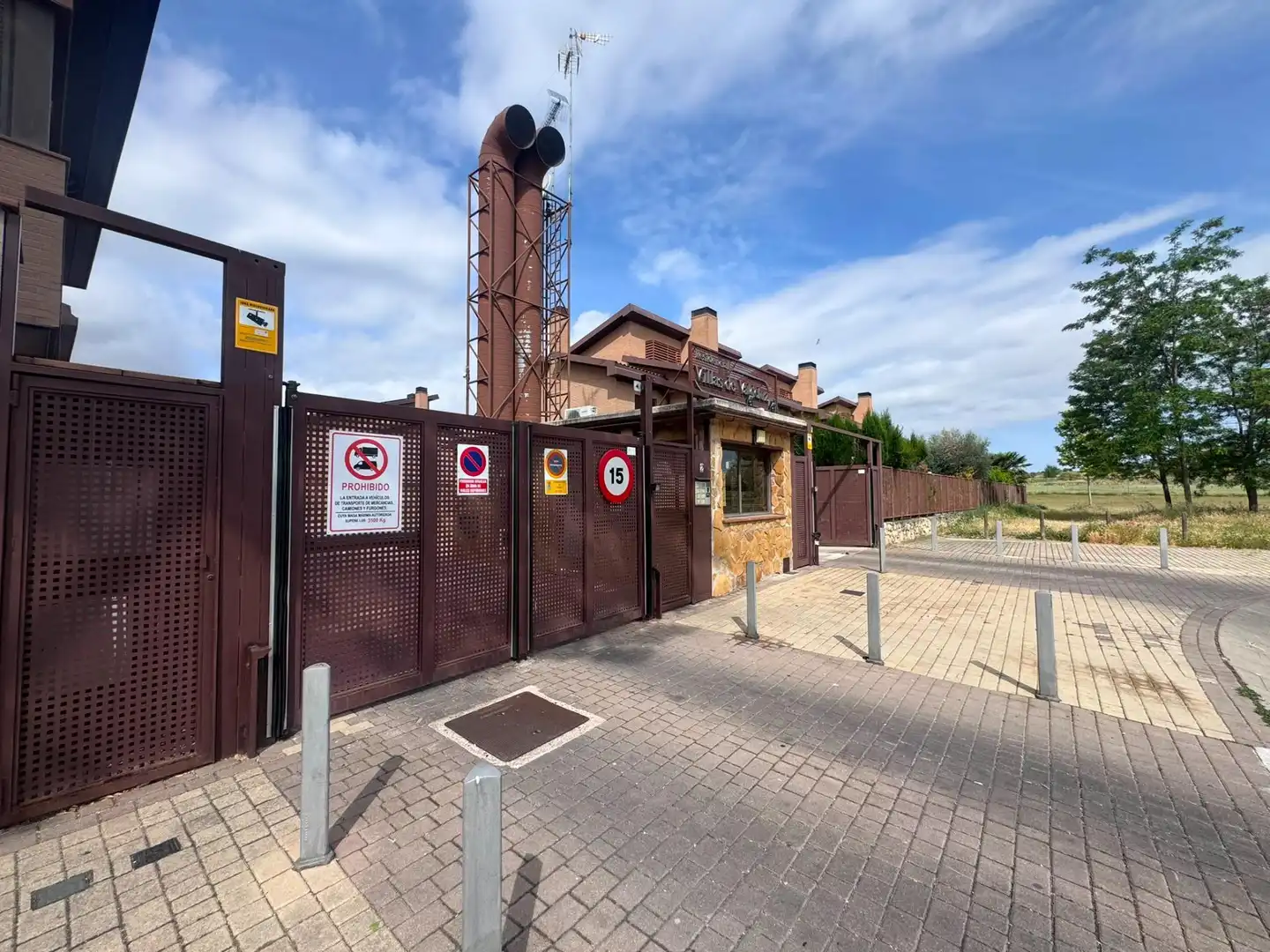 Parking de Casa adosada en venta en Yebes con Calefacción, Balcón y Piscina comunitaria