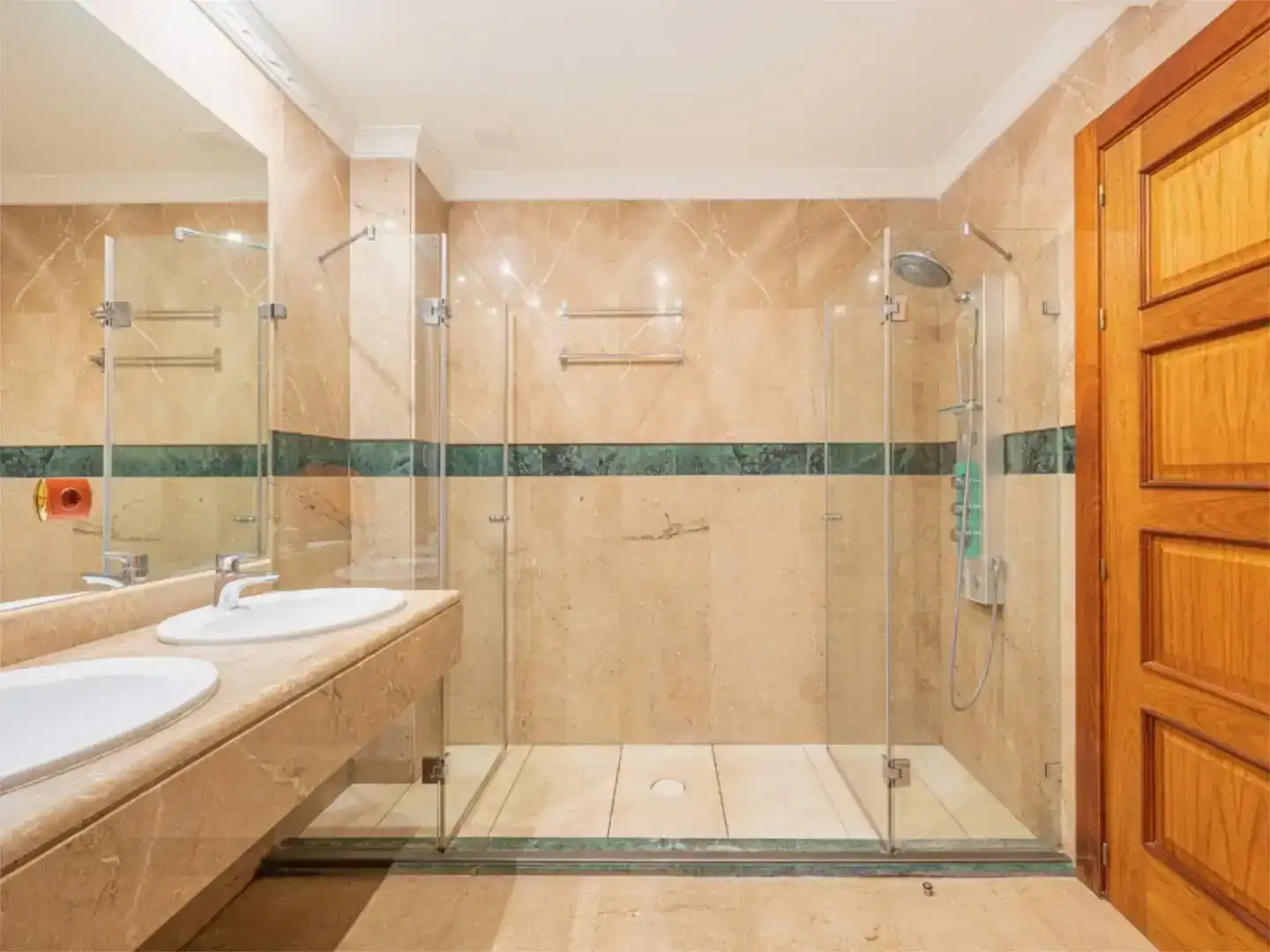 Bany de Apartament de lloguer en Marbella amb Aire condicionat, Piscina i Balcó