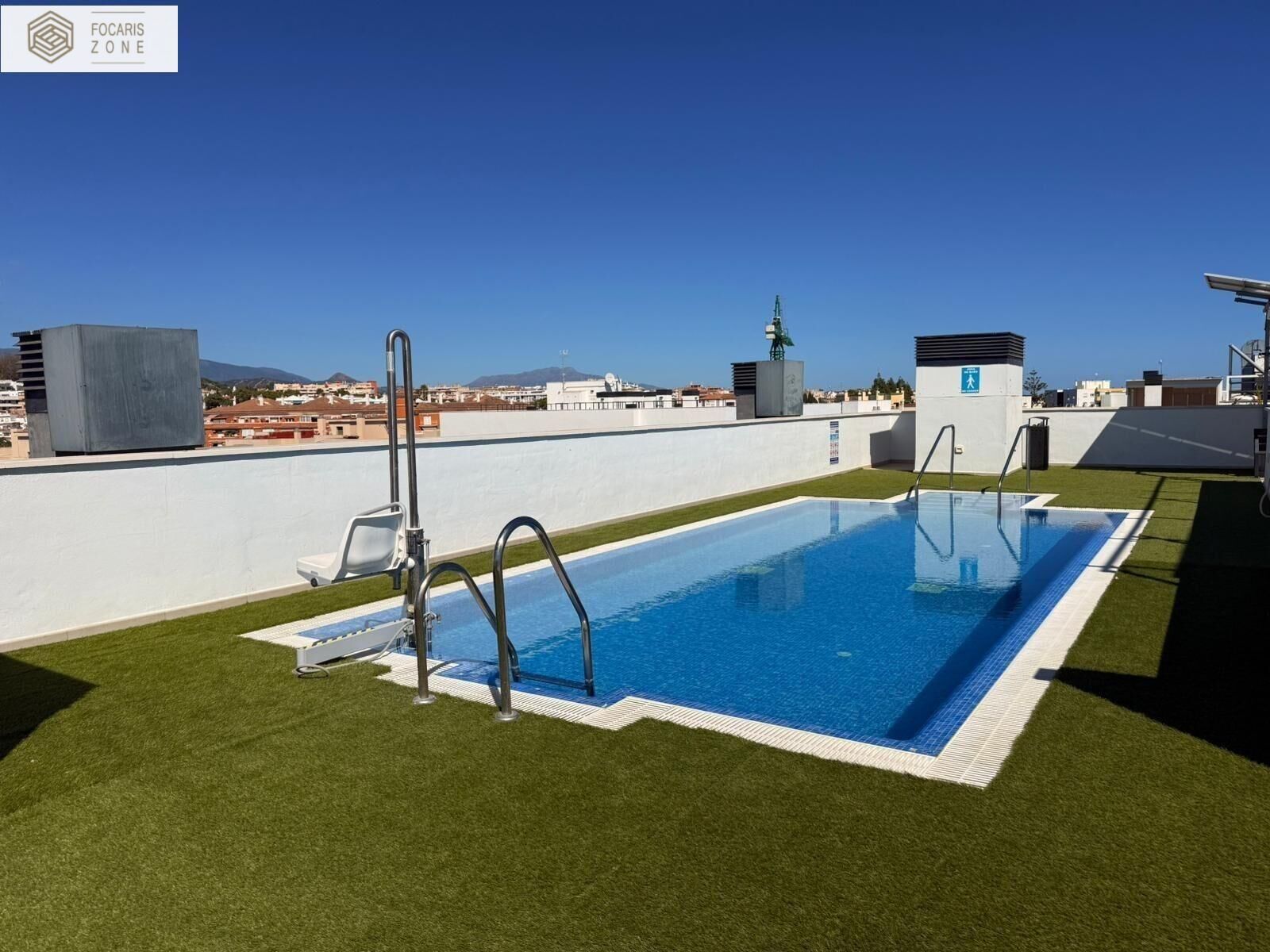 Piscina de Piso de alquiler en Estepona con Aire acondicionado, Calefacción y Jardín privado