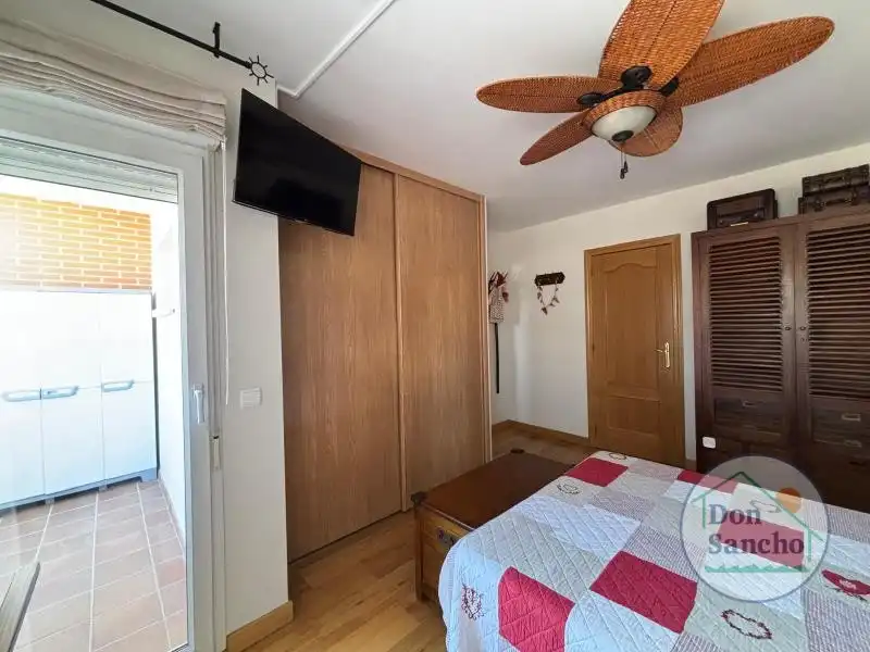 Habitación de Casa adosada en venta en Cabezón de Pisuerga con Calefacción, Jardín privado y Terraza