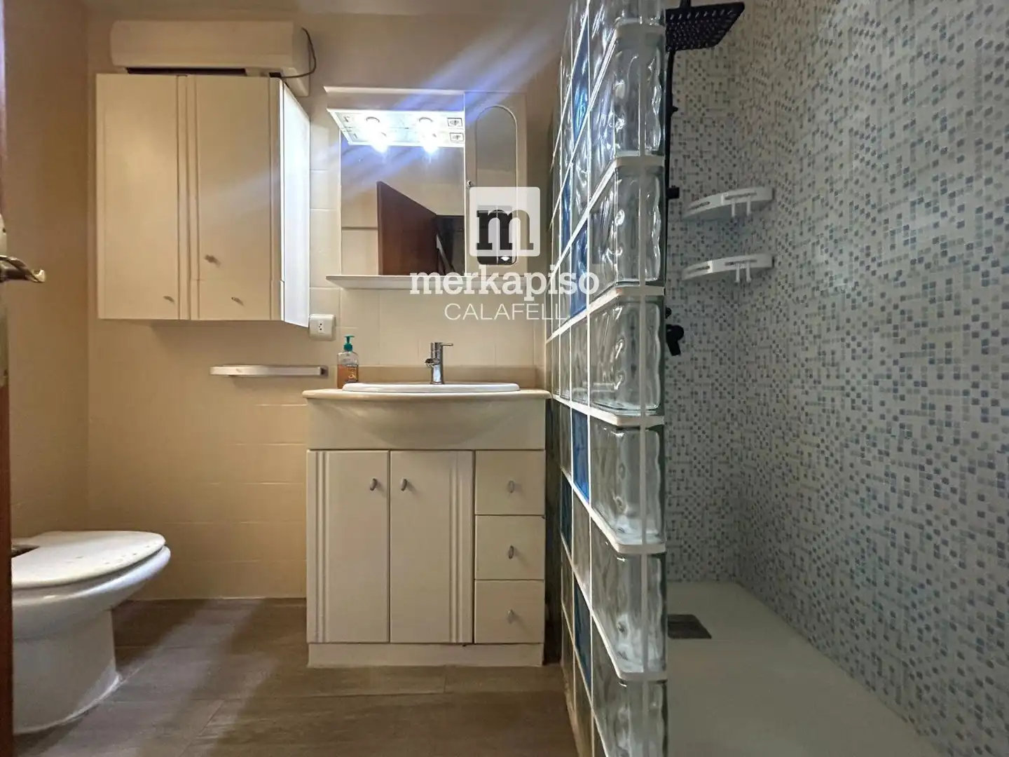 Baño de Piso en venta en Calafell con Aire acondicionado, Terraza y Amueblado