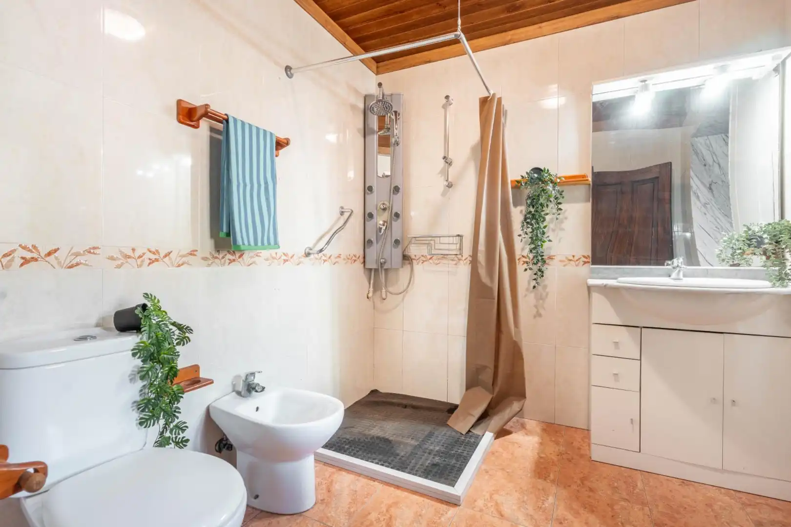 Baño de Casa o chalet en venta en Sariego con Calefacción, Terraza y Amueblado