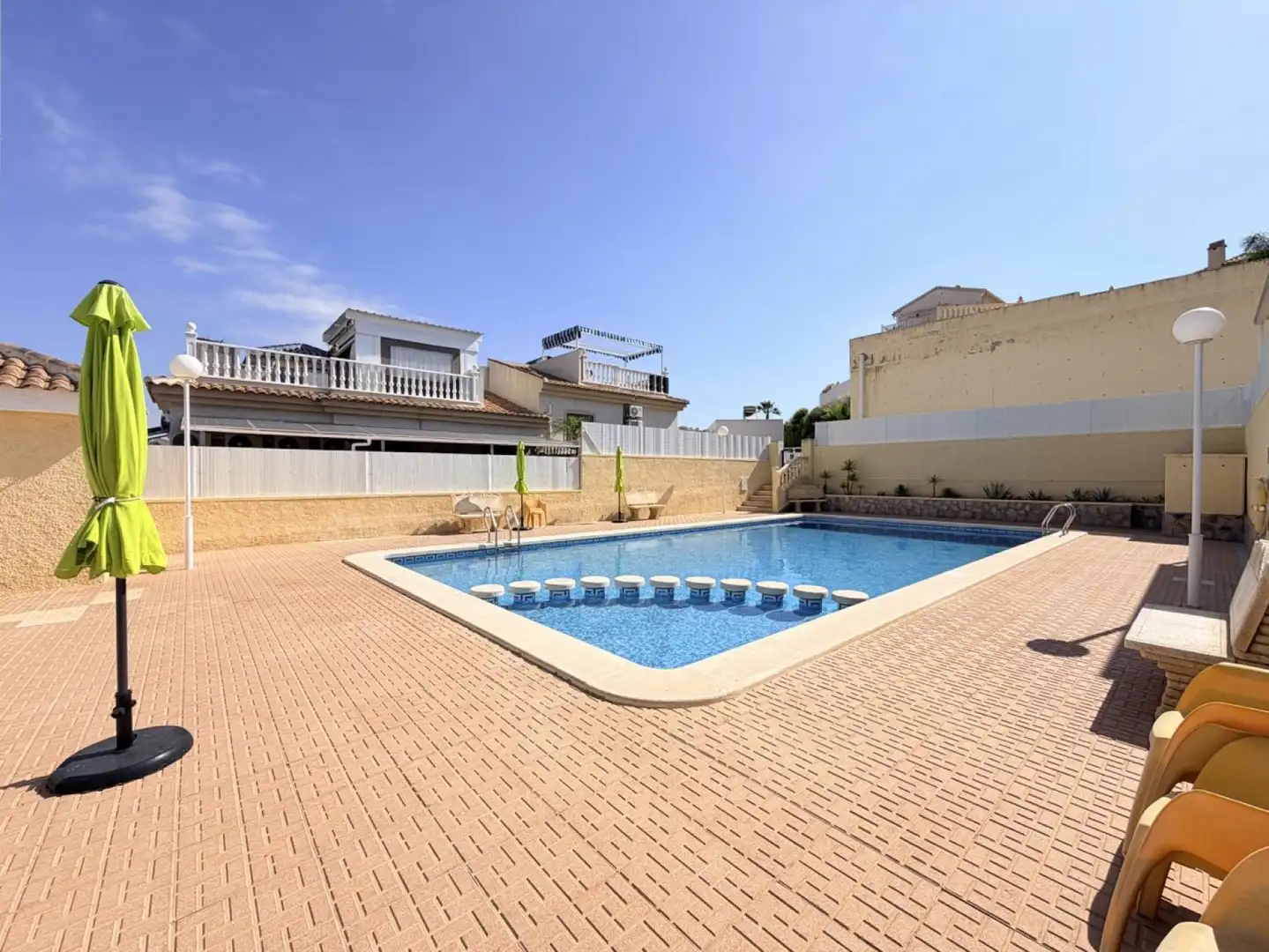 Schwimmbecken von Einfamilien-Reihenhaus zum Verkauf in Zaragoza