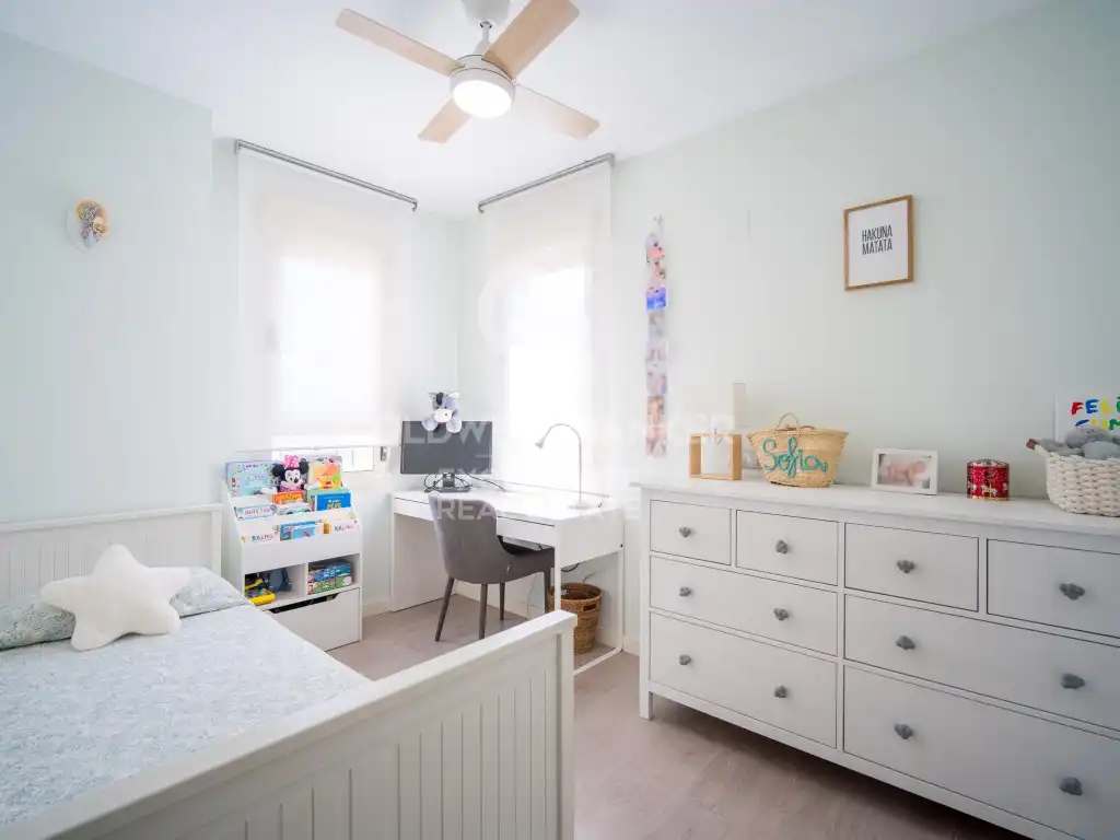 Bedroom of Flat for sale in Valencia  with Air Conditioner, Terrace and Community pool
