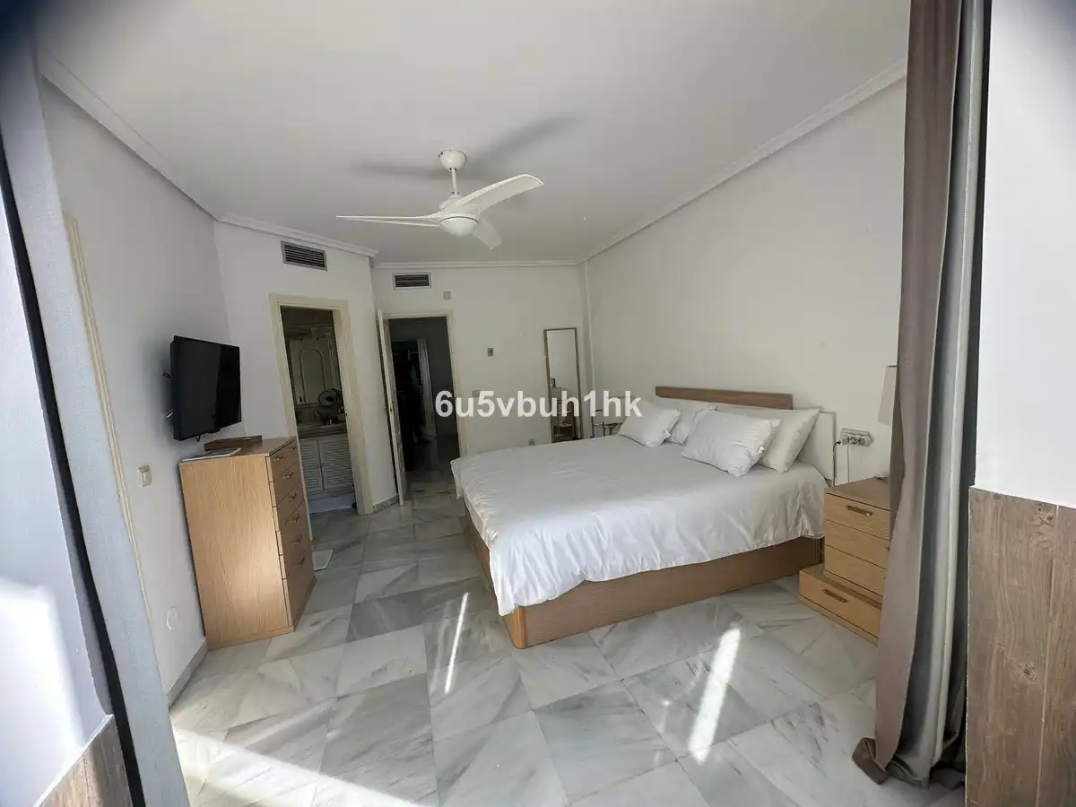 Dormitori de Casa adosada de lloguer en Marbella amb Aire condicionat, Jardí privat i Piscina