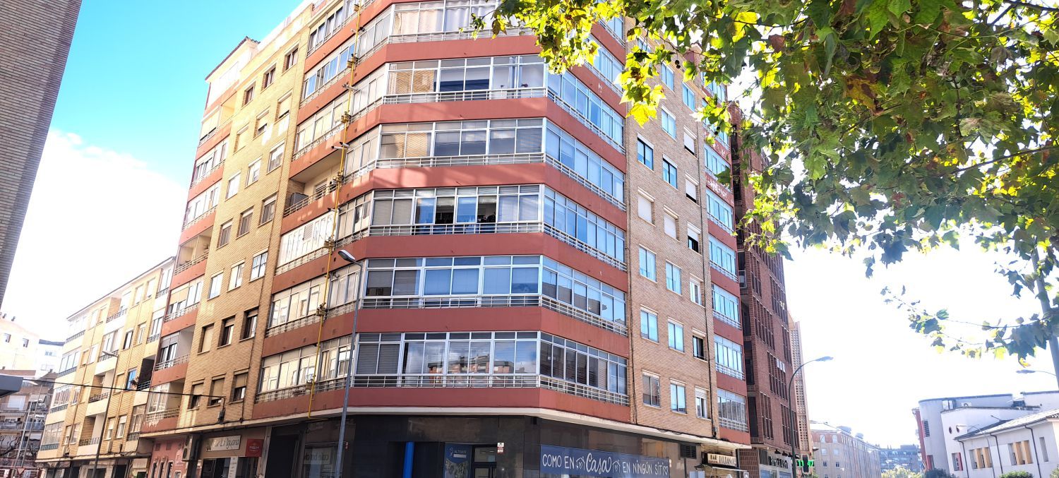 Vista exterior de Àtic en venda en  Huesca Capital amb Calefacció, Parquet i Terrassa