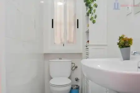 Badezimmer von Wohnung zum Verkauf in Granada