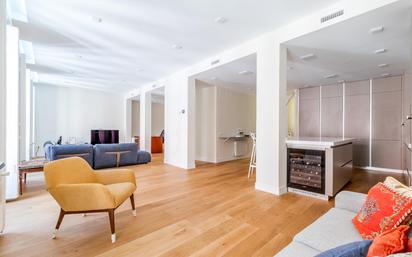 Sala d'estar de Apartament en venda en  Madrid Capital amb Aire condicionat i Terrassa